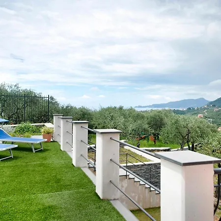Angelina Villa *